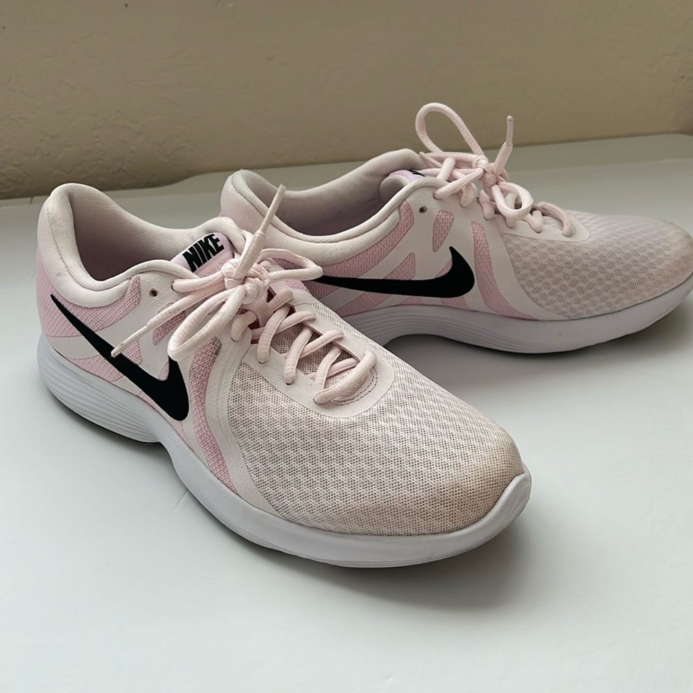Women’s Pink Nike Revolution 4 Size 9 1/2